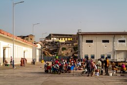 Accra;-Ghana;-Jamestown;-fishing-harbour;-informal-market;-yard;-new-harbour;-sellers;-fish;-Sino-Ghanaian-cooperation;-colonial-buildings;-cliff;-daily-life;-informal-economy;-Gulf-of-Guinea;-West-Africa;-historic-district;-documentary-photography;-Kaleidos;-Kaleidos-images;-La-parole-à-limage;-Stories-Pictures;-Tarek-Charara